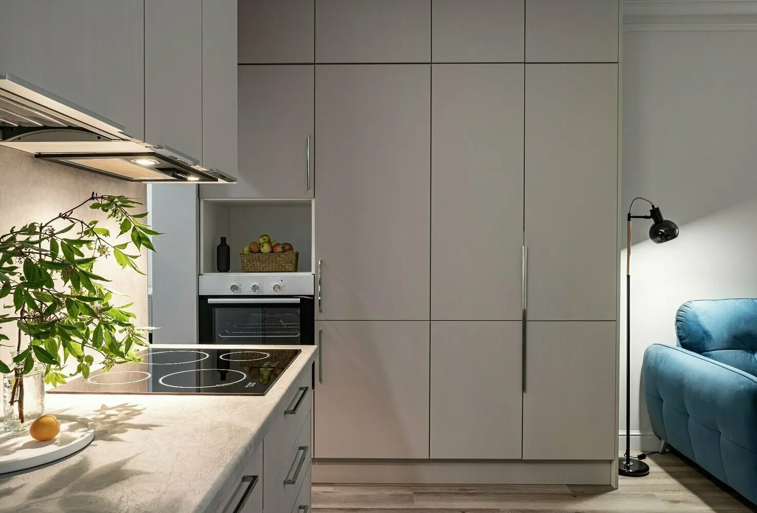 Foto: en estilo , Cocina y comedor, Interior de habitación, Diseño de interiores, Guía, antitendencias, cómo decorar el interior de la cocina, interior de cocina, cocina, tendencias y antitendencias de cocina moderna, reseña – foto en nuestro sitio web