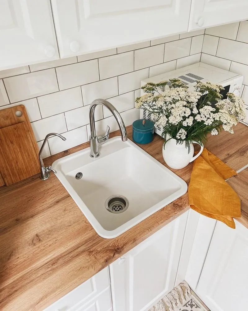 Waschbecken aus kompositem Granit Granula Standart GR-4202 Farbe Arctic kostete uns 3,5 Tausend Rubel.