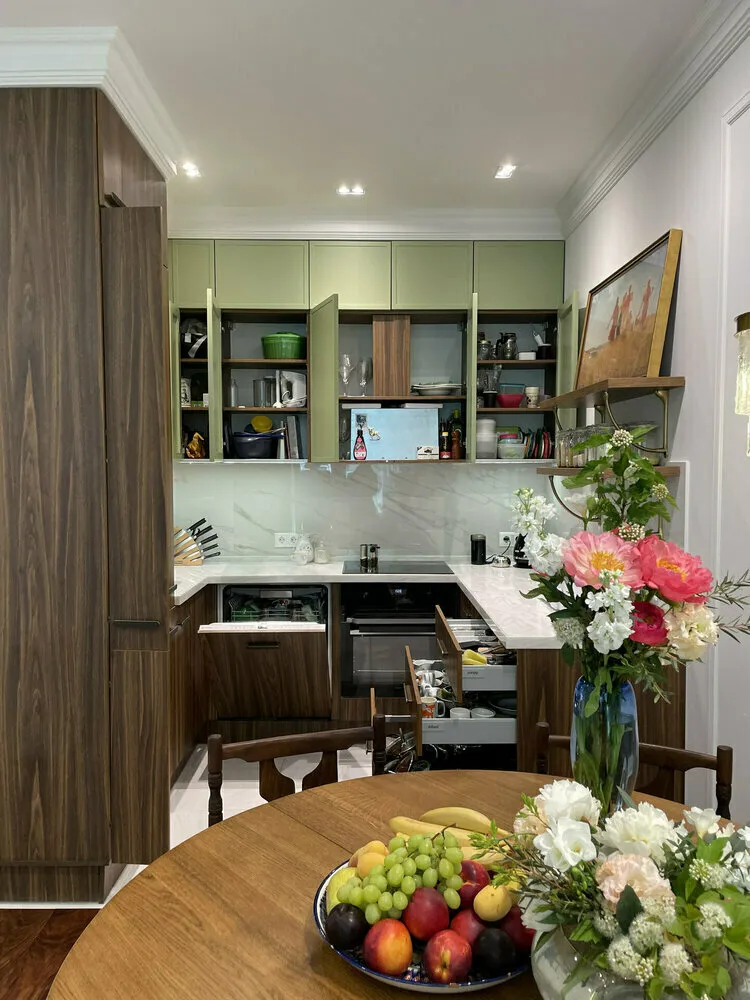 Foto: estilo moderno, cocina y comedor, diseño de habitación, diseño de interiores, consejos, cocina pequeña, cocina blanca, cocina de bajo espacio, ideas para una cocina estrecha, diseño de cocina-estancia, cómo decorar el interior de la cocina, interiores de cocina, diseño de cocina, cocina angular, cocina sin armarios, iluminación en la cocina, cocina funcional, cocina 2025, cocina blanca, cocina con puertas brillantes – fotos en nuestro sitio web