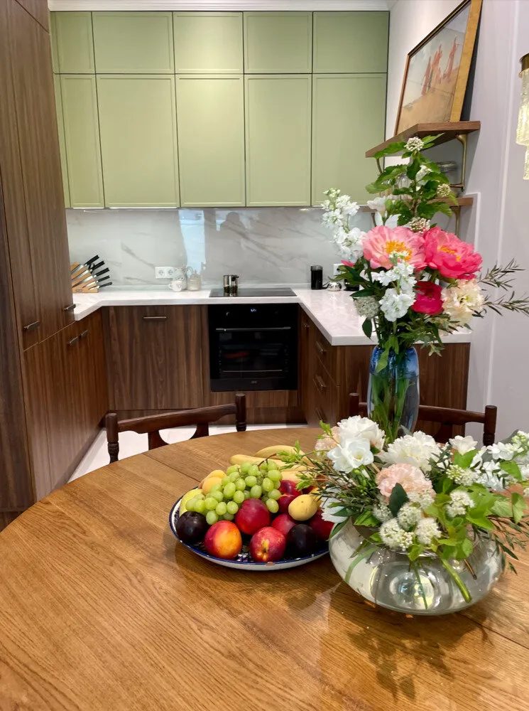 Foto: estilo moderno, cocina y comedor, diseño de habitación, diseño de interiores, consejos, cocina pequeña, cocina blanca, cocina de bajo espacio, ideas para una cocina estrecha, diseño de cocina-estancia, cómo decorar el interior de la cocina, interiores de cocina, diseño de cocina, cocina angular, cocina sin armarios, iluminación en la cocina, cocina funcional, cocina 2025, cocina blanca, cocina con puertas brillantes – fotos en nuestro sitio web