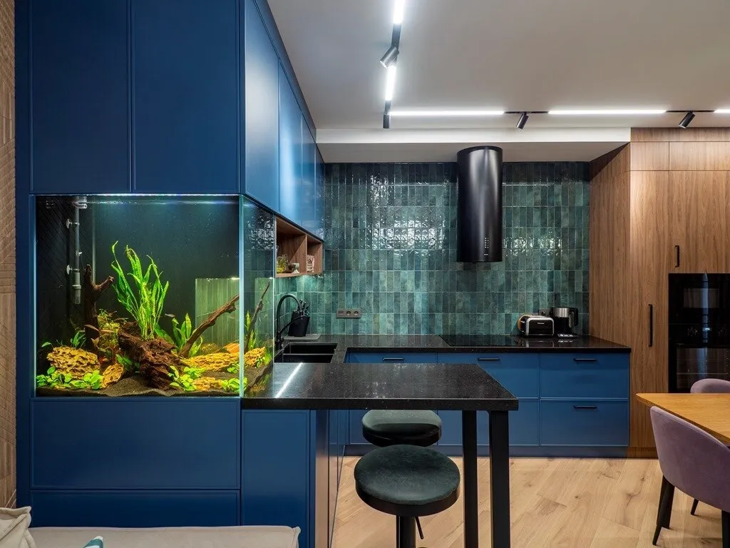 En la parte inferior del acuario también hay puerta corredera donde puedes almacenar comida y redes.