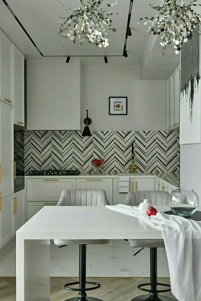 Foto: en estilo , Cocina y comedor, Decoración de habitaciones, Diseño de interiores, Consejos, cómo decorar la cocina, diseño de cocina, tendencias 2025, diseño de cocina 2025, tendencias en diseño 2025, colores en la cocina 2025, tendencia de diseño de cocina 2025, colores en la cocina, tonos tranquilos en la cocina, azulejos de acento – foto en nuestro sitio web