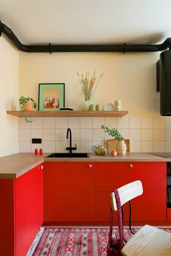 Foto: en estilo , Cocina y comedor, Decoración de habitaciones, Diseño de interiores, Consejos, cómo decorar la cocina, diseño de cocina, tendencias 2025, diseño de cocina 2025, tendencias en diseño 2025, colores en la cocina 2025, tendencia de diseño de cocina 2025, colores en la cocina, tonos tranquilos en la cocina, azulejos de acento – foto en nuestro sitio web