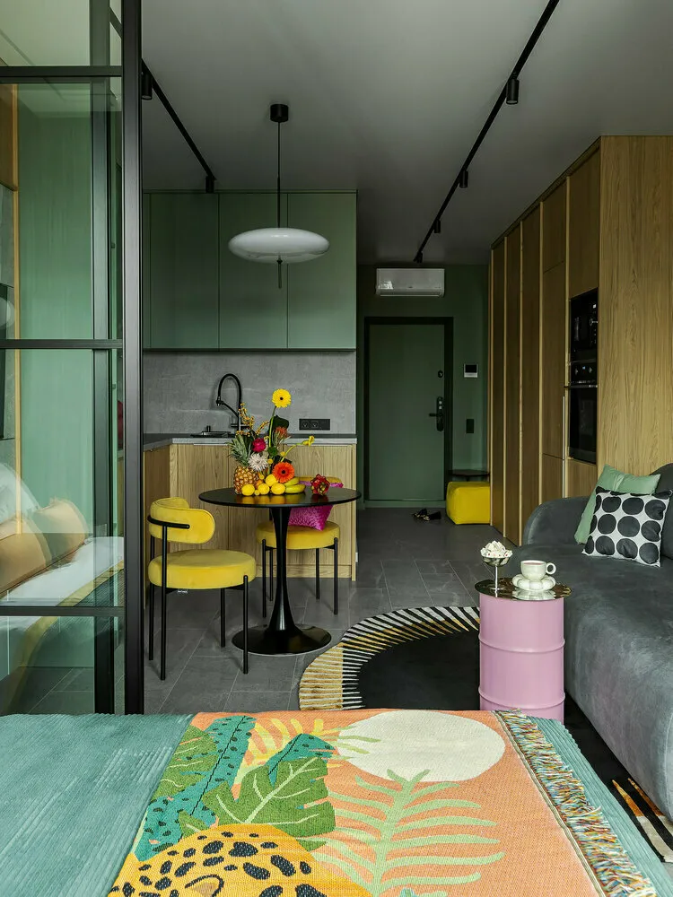 Foto: en estilo , Cocina y comedor, Decoración de habitaciones, Diseño de interiores, Consejos, cómo decorar la cocina, diseño de cocina, tendencias 2025, diseño de cocina 2025, tendencias en diseño 2025, colores en la cocina 2025, tendencia de diseño de cocina 2025, colores en la cocina, tonos tranquilos en la cocina, azulejos de acento – foto en nuestro sitio web