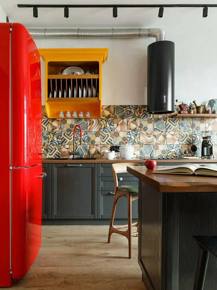 Foto: en estilo , Cocina y comedor, Decoración de habitaciones, Diseño de interiores, Consejos, cómo decorar la cocina, diseño de cocina, tendencias 2025, diseño de cocina 2025, tendencias en diseño 2025, colores en la cocina 2025, tendencia de diseño de cocina 2025, colores en la cocina, tonos tranquilos en la cocina, azulejos de acento – foto en nuestro sitio web