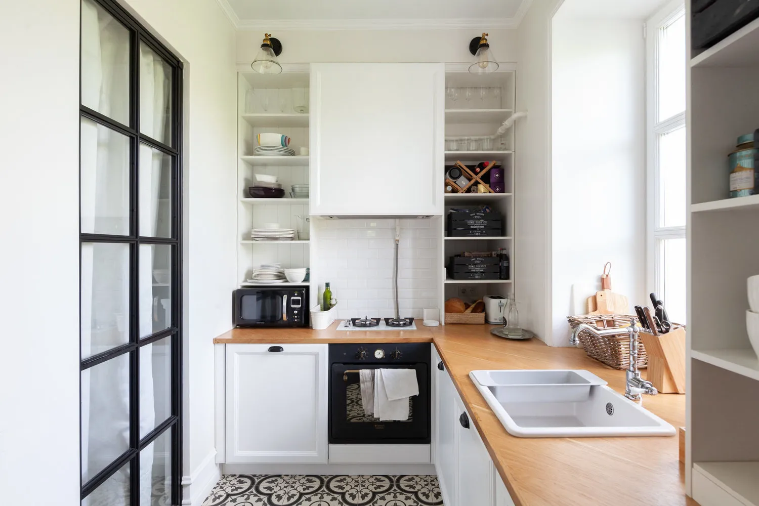 图片:斯堪的纳维亚风格厨房与餐厅,技巧,Marina Sarkisyan,优缺点,窗边水槽,Anastasia Vishnevskaya – 我们网站上的照片