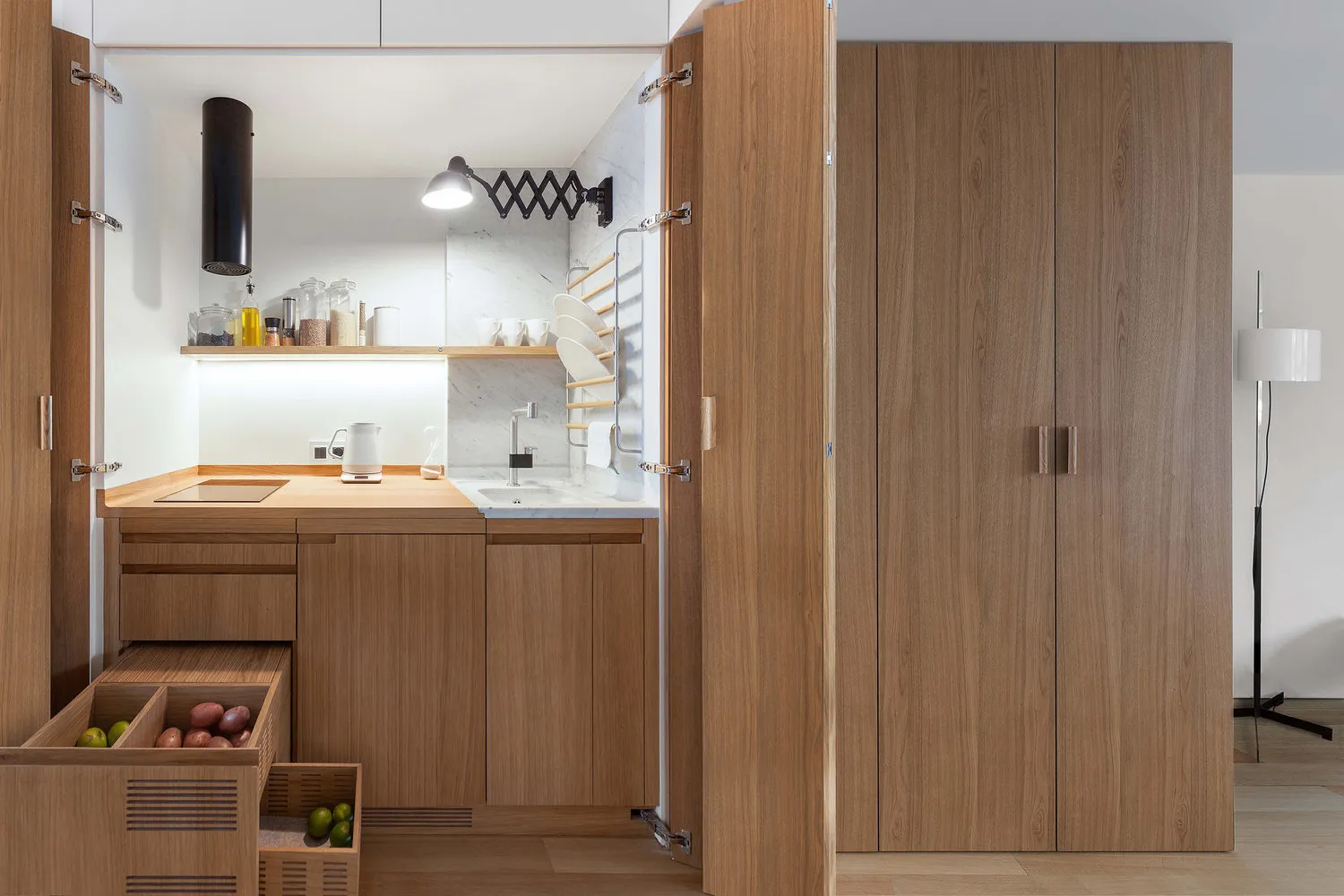 照片:极简风格厨房与餐厅,环保,小公寓,技巧 – 我们网站上的照片