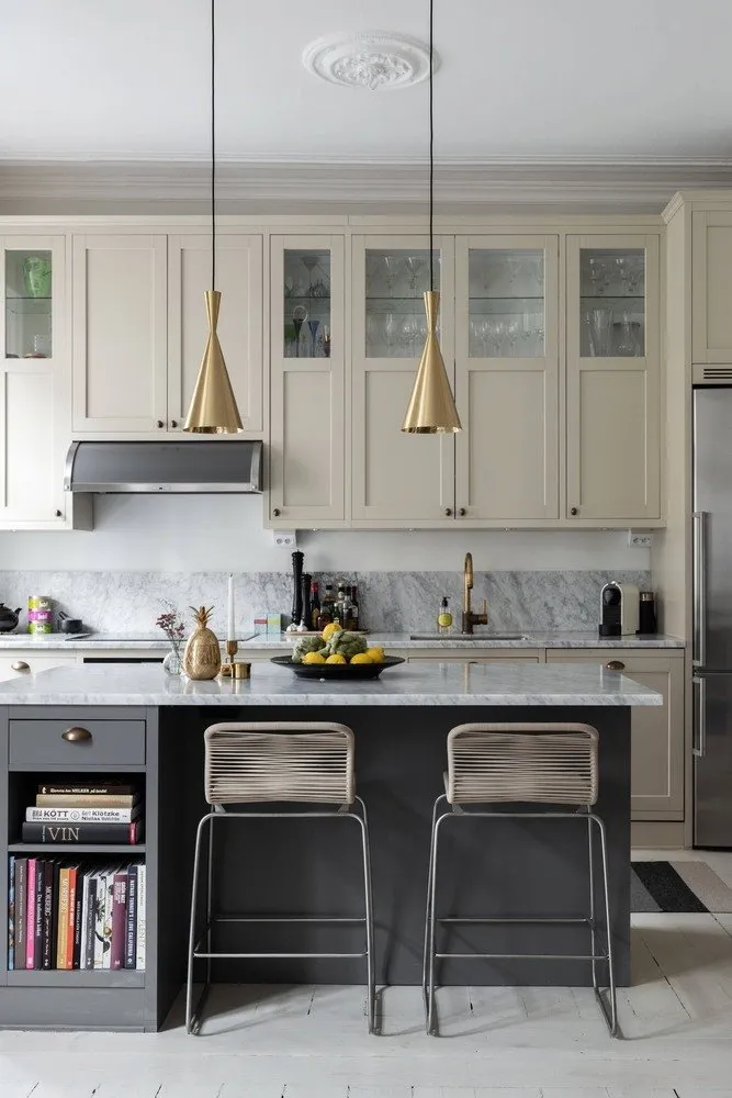 图片:现代、北欧、装饰艺术风格厨房与餐厅,室内装饰,公寓,瑞典,米色,斯德哥尔摩,带吧台的厨房客厅,如何以现代风格装饰厨房,4间或更多,面积超过90平方米 – 网站上的照片