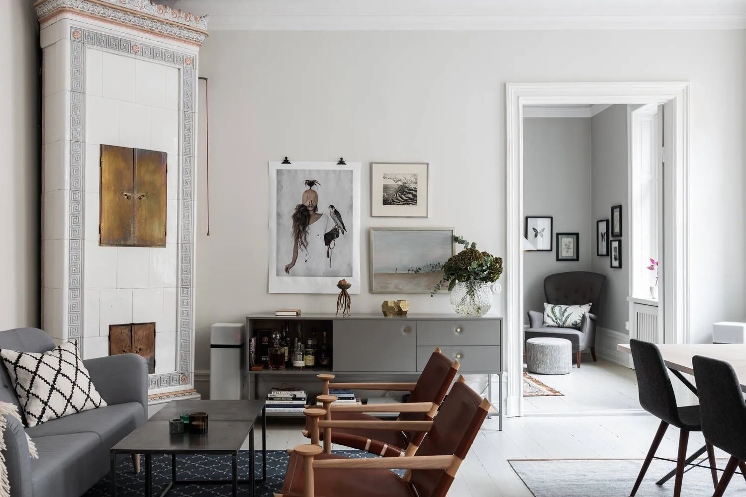 图片:现代、北欧、装饰艺术风格客厅,室内装饰,公寓,瑞典,米色,斯德哥尔摩,带吧台的厨房客厅,如何以现代风格装饰厨房,4间或更多,面积超过90平方米 – 网站上的照片