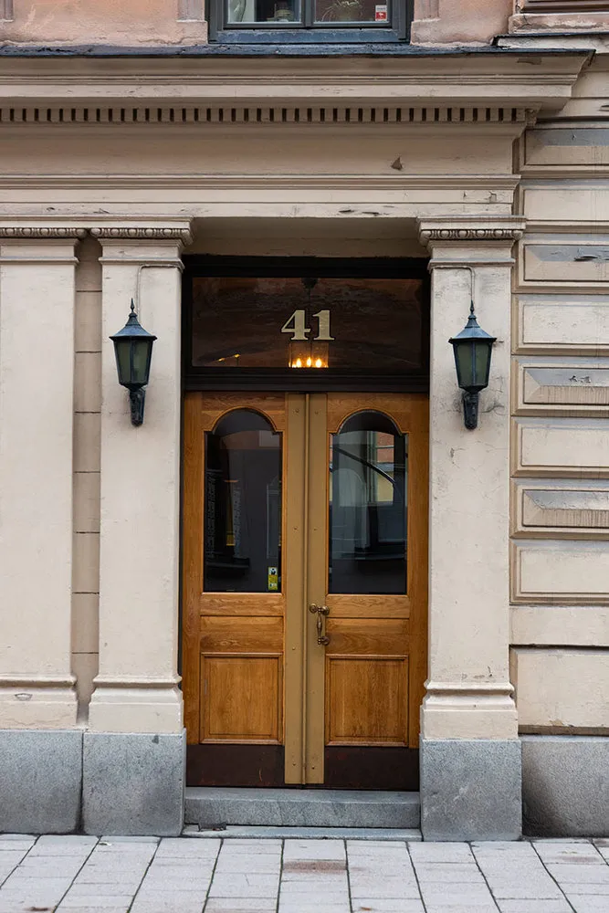 图片：现代、北欧、装饰艺术风格，室内装饰，公寓，瑞典，米色，斯德哥尔摩，带吧台的厨房客厅，如何以现代风格装饰厨房，4间或更多，面积超过90平方米 – 网站上的照片