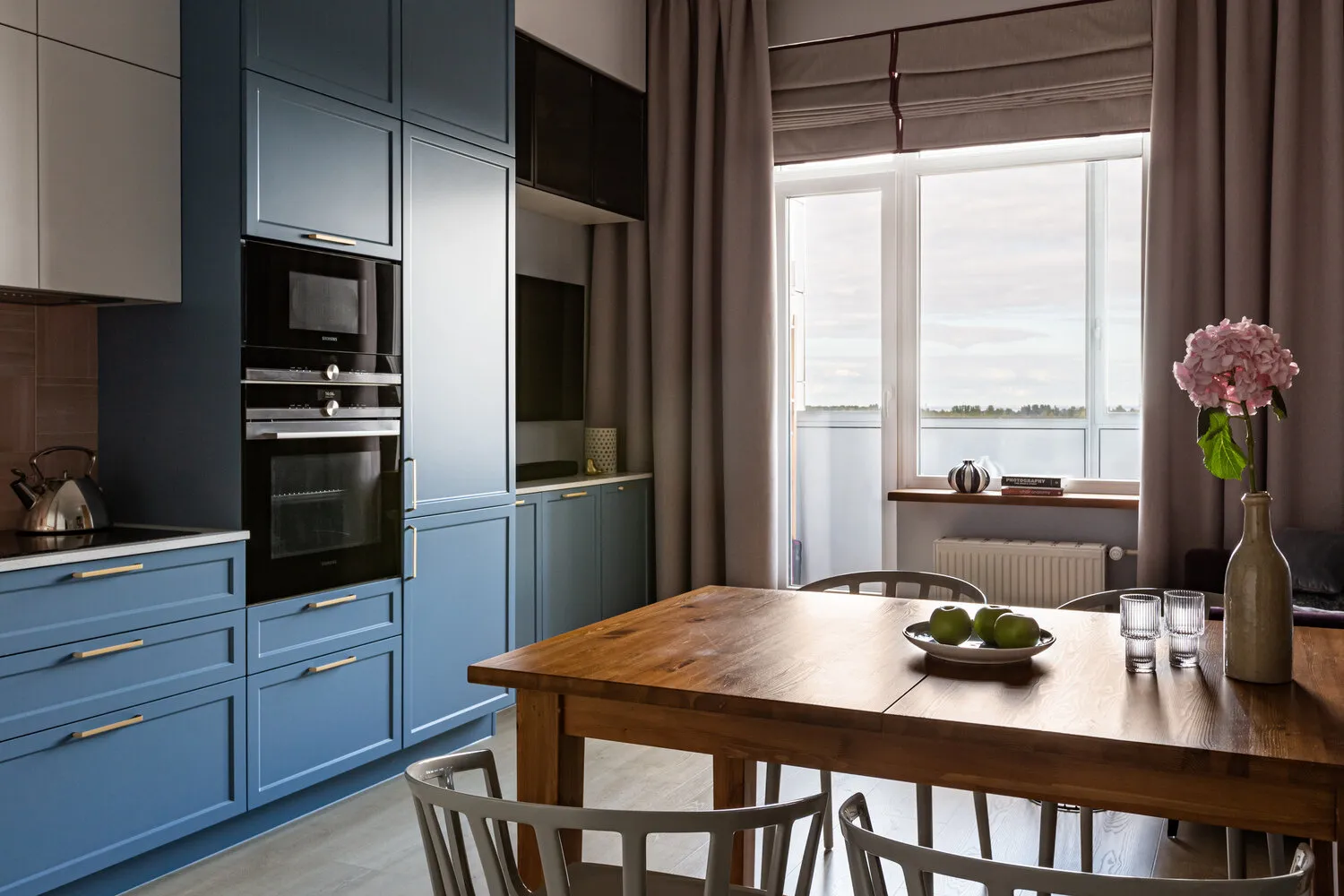 El alféizar de roble ya estaba con el cliente, el escalón del balcón de roble lo hizo el encargado del trabajo.