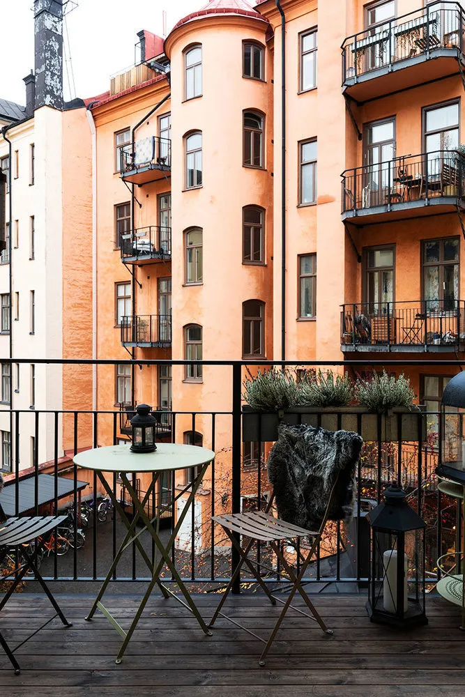 图片:现代、北欧、装饰艺术风格阳台,室内装饰,公寓,瑞典,米色,斯德哥尔摩,带吧台的厨房客厅,如何以现代风格装饰厨房,4间或更多,面积超过90平方米 – 网站上的照片