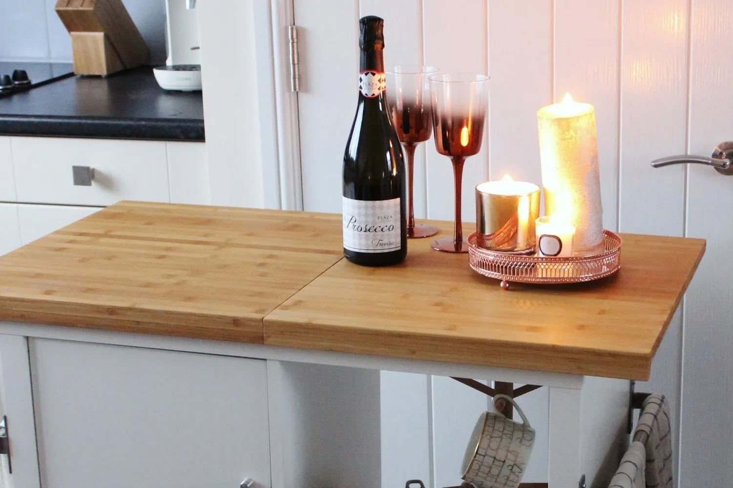 这种岛台不仅可用作额外的操作台面，还可作为派对时的酒吧台。