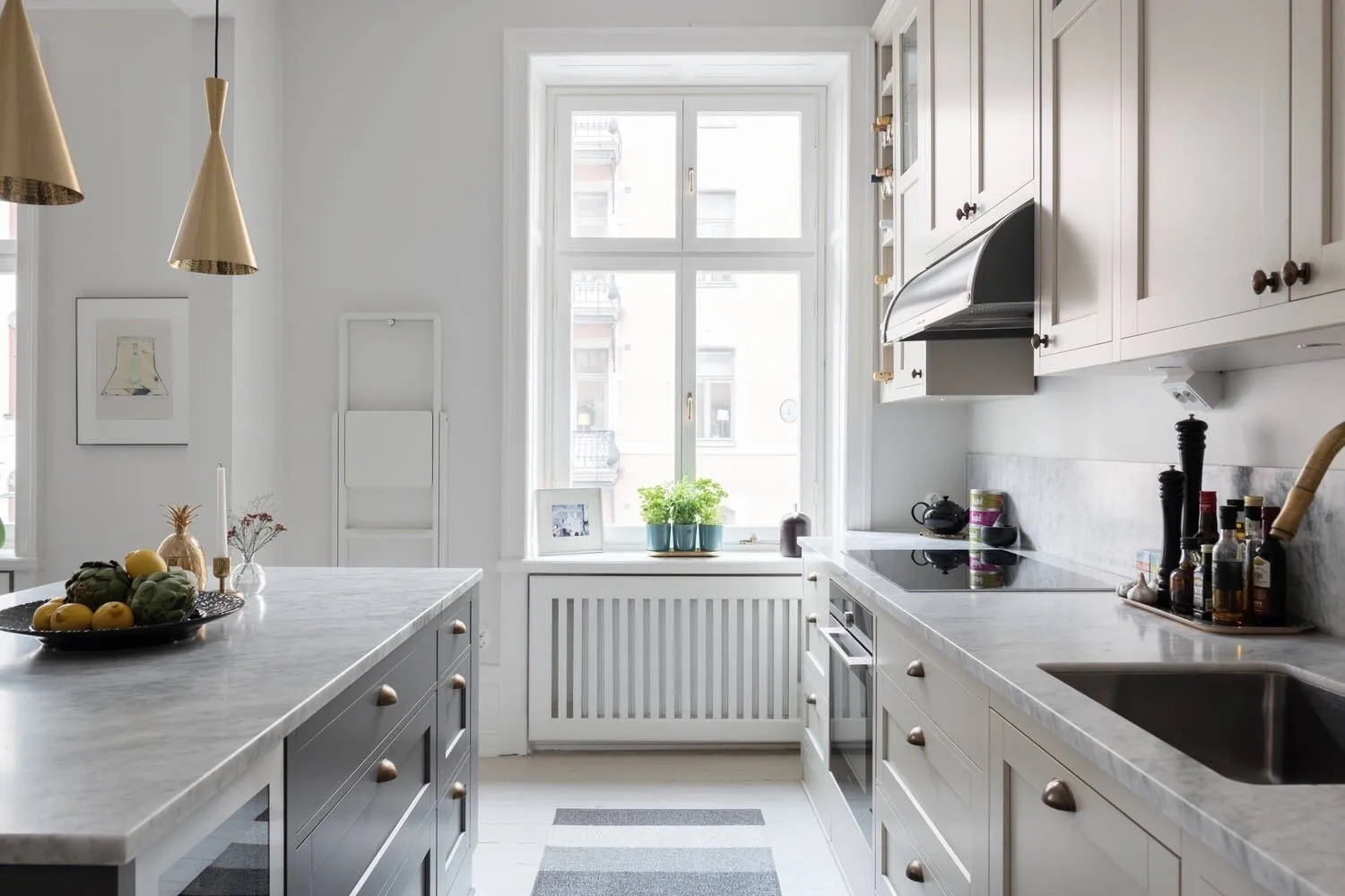 图片:现代、北欧、装饰艺术风格厨房与餐厅,室内装饰,公寓,瑞典,米色,斯德哥尔摩,带吧台的厨房客厅,如何以现代风格装饰厨房,4间或更多,面积超过90平方米 – 网站上的照片