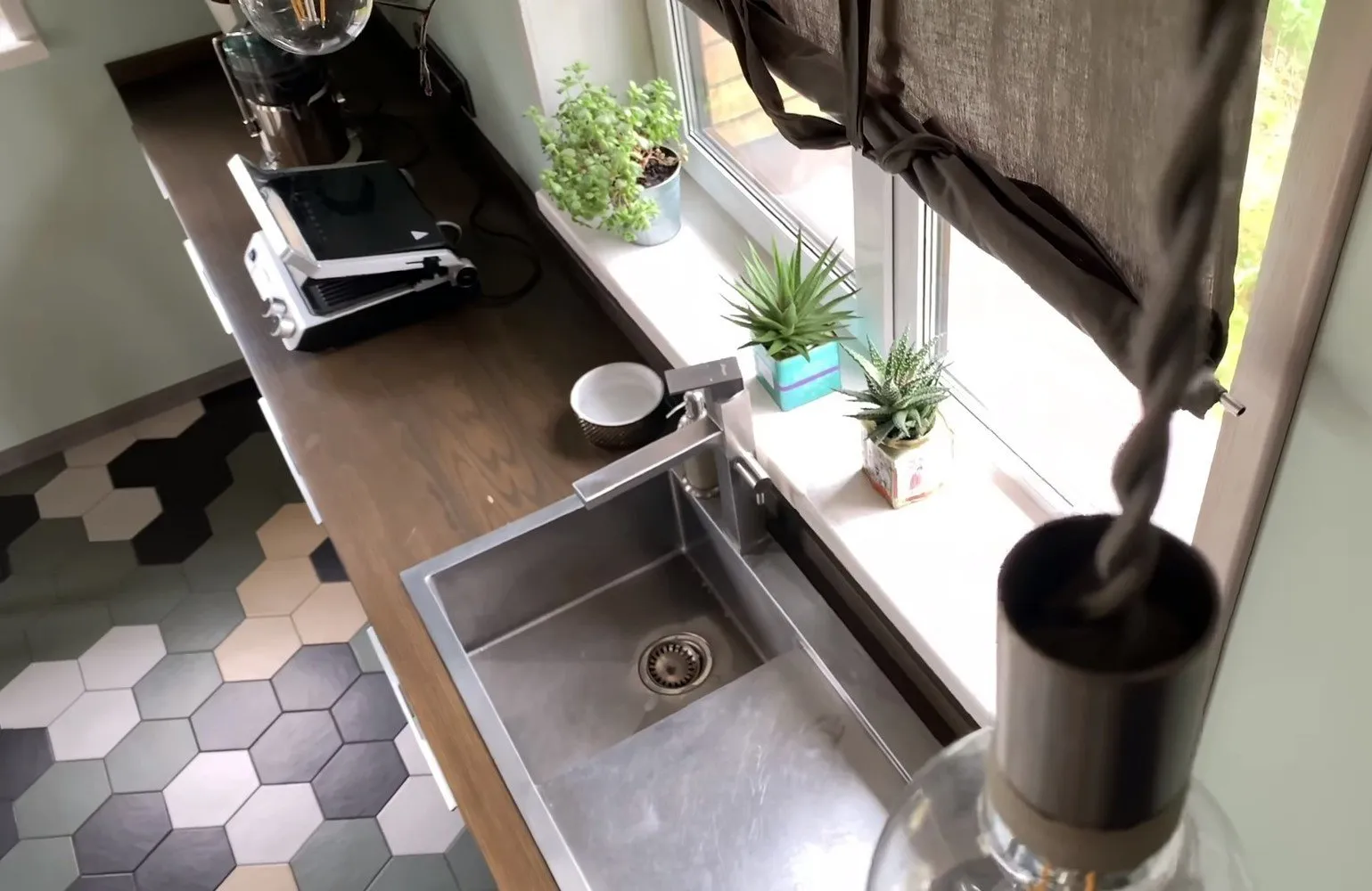 Foto: Küche und Esszimmer im modernen Stil, Tipps, Sberbank, Domklik, Sber, SberInsurance, Fehler in der Küchenrenovierung, Fehlentscheidungen – Fotos auf unserer Website