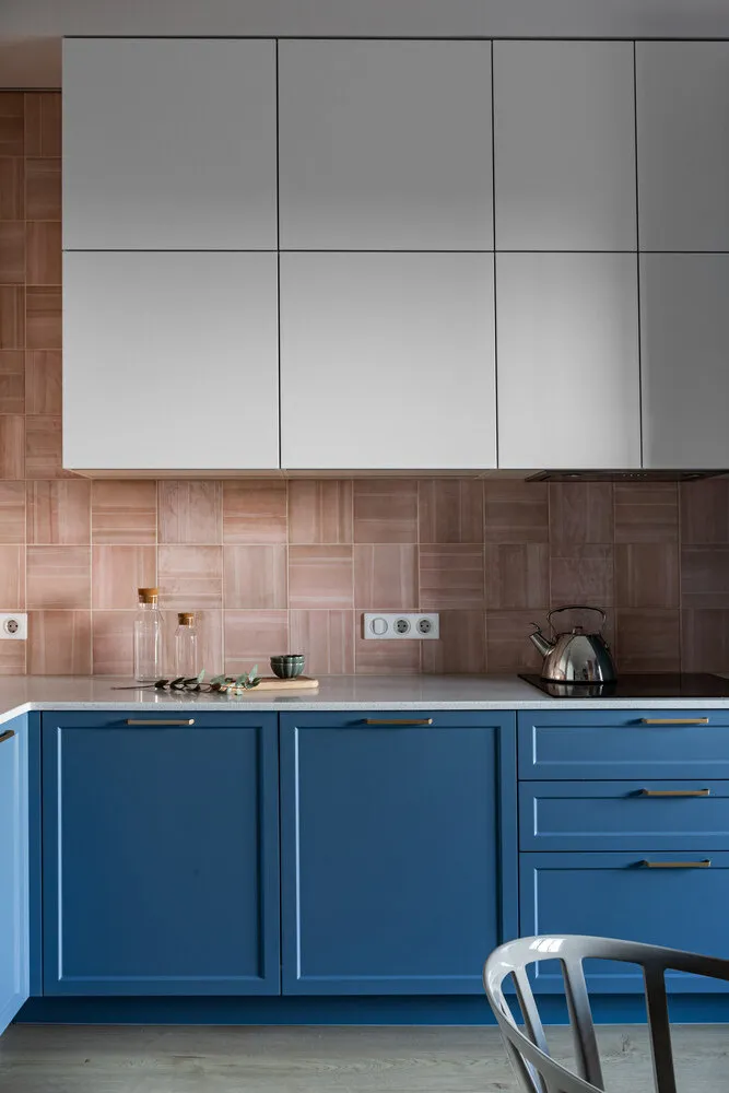 Estructura – MDF, frentes – MDF con recubrimiento en polvo, encimera – aglomerado cuárquico Avant quartz, lavabo, grifo, dosificadores Blanco, electrodomésticos Siemens. La cocina se fabricó en una carpintería privada, lo que permitió ahorrar en el costo total.