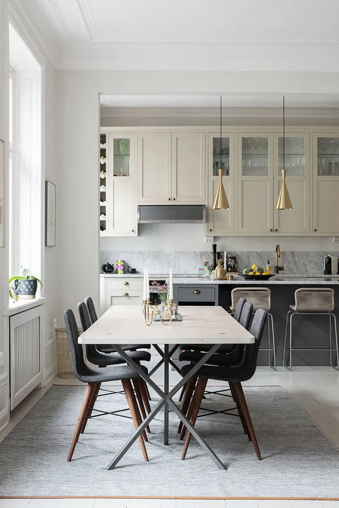 图片:现代、北欧、装饰艺术风格厨房与餐厅,室内装饰,公寓,瑞典,米色,斯德哥尔摩,带吧台的厨房客厅,如何以现代风格装饰厨房,4间或更多,面积超过90平方米 – 网站上的照片