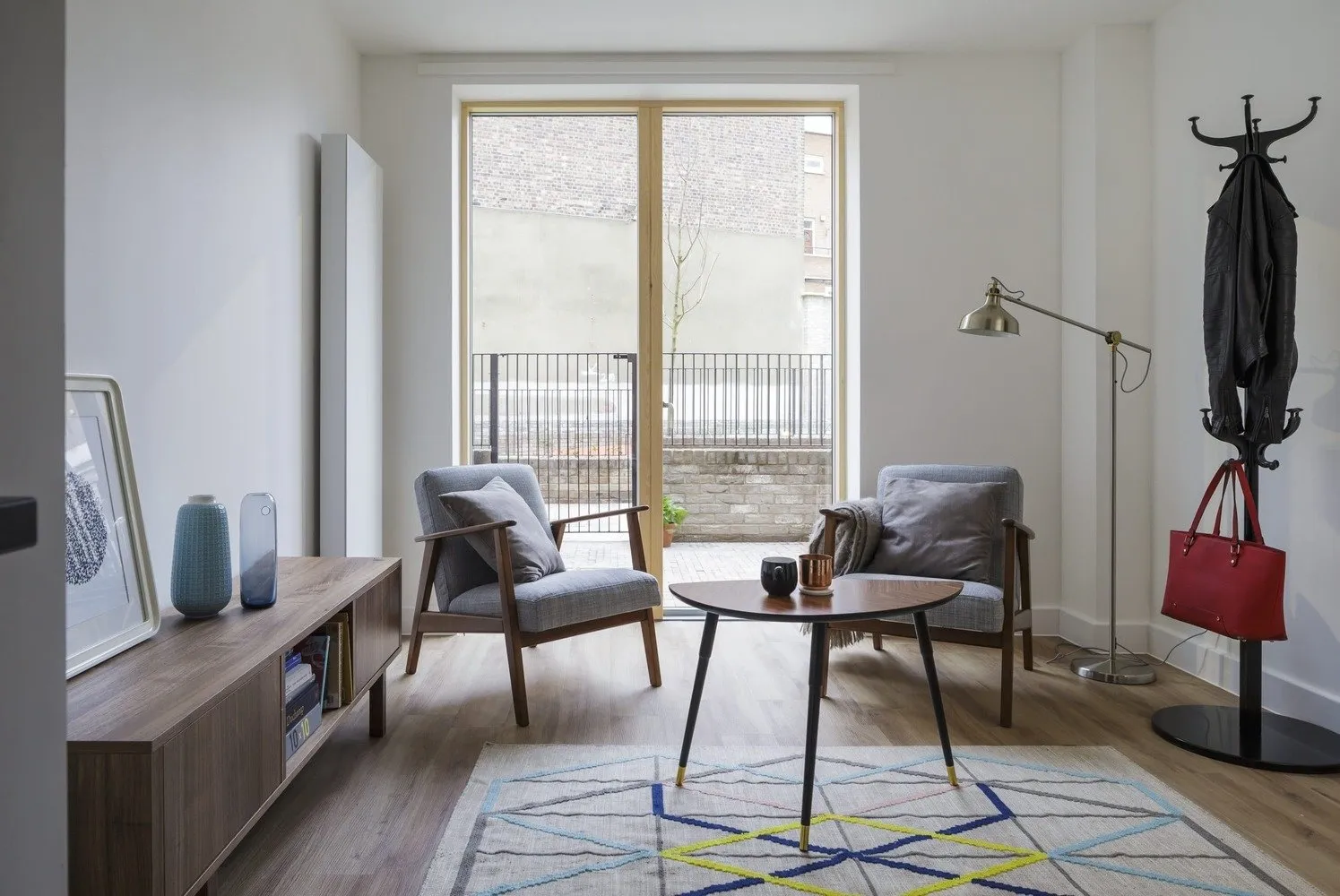 图片:北欧、装饰艺术风格客厅,室内装饰,公寓,瑞典,米色,斯德哥尔摩,带吧台的厨房客厅,如何以现代风格装饰厨房,4间或更多,面积超过90平方米 – 网站上的照片