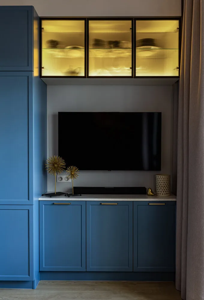 En la zona de TV se organizó almacenamiento adicional en la parte inferior y arriba.