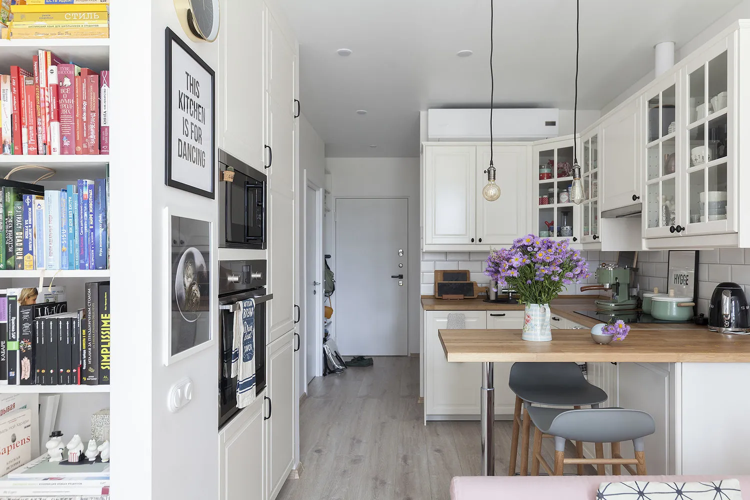 Фотографія: Кухня і столова в стилі Сучасний, Гід, як організувати маленьку кухню, ідеї для маленької кухні, маленька кухня, Нікіта Зуб, Бюро «Загальна площа», LINES, енциклопедія_кухня, енциклопедія_інтер'єр, Анна Хом, Тор-Ард, Аліреза Нематі, STUDIO BAZI, Марія Глаголєва, Іра Носова, Анна Добровольська – фото на нашому сайті