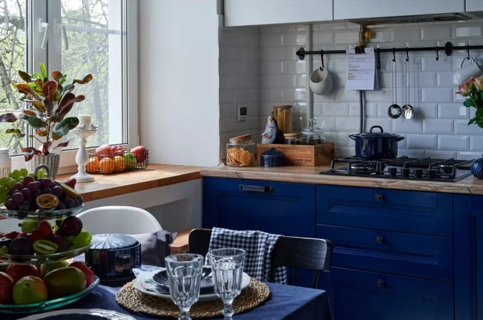 Foto: im Stil von, Küche und Esszimmer, Wohnung, Interior Design, Umbau, Küche-Wohnzimmer, Küche-Esszimmer, Küchen-Wohnzimmer-Design, Kücheninterior, Küche, Stalin, blaue Küche – Fotos auf unserer Website