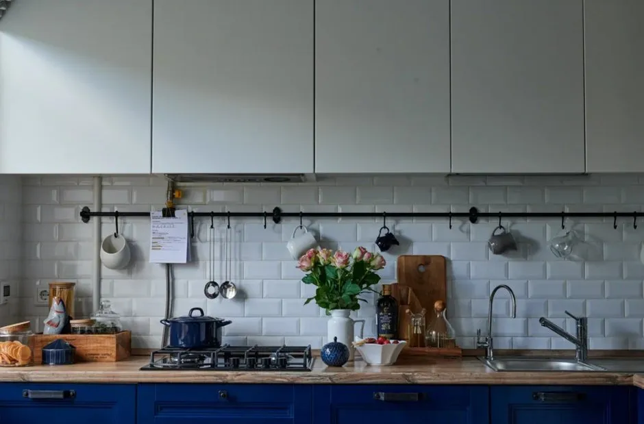 Foto: im Stil von, Küche und Esszimmer, Wohnung, Interior Design, Umbau, Küche-Wohnzimmer, Küche-Esszimmer, Küchen-Wohnzimmer-Design, Kücheninterior, Küche, Stalin, blaue Küche – Fotos auf unserer Website