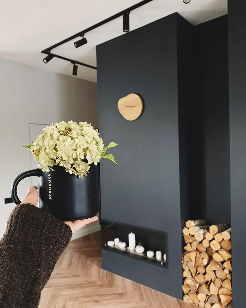 Foto: Entrada en estilo Moderno, Cocina y comedor, Remodelación práctica, cocina negra – fotos en nuestro sitio web