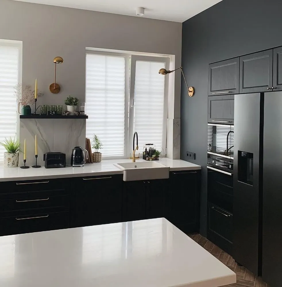 Foto: Cocina y comedor en estilo Moderno, Minimalismo, Remodelación práctica, cocina negra – fotos en nuestro sitio web