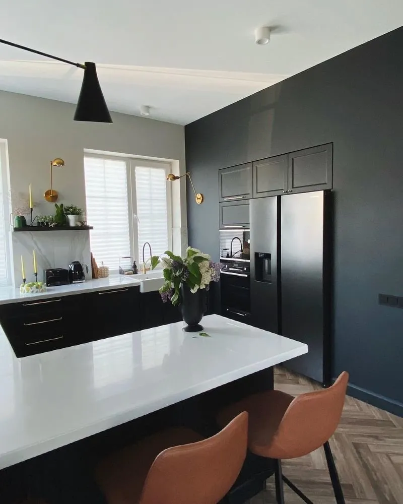 Foto: Oficina en estilo Moderno, Minimalismo, Cocina y comedor, Remodelación práctica, cocina negra – fotos en nuestro sitio web