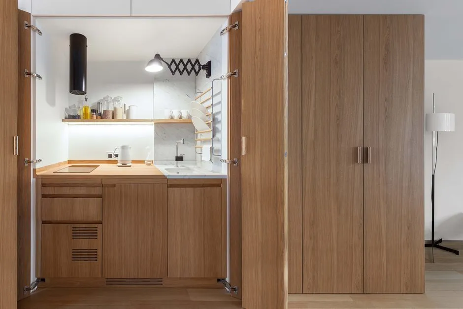 照片:Minimalist风格厨房和餐厅,指南,走廊中的厨房,OM Design,Maria Cherkasova,Margarita Fomina,STUDIO BAZI – 网站上的照片