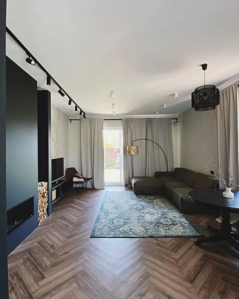 Foto: Sala de estar en estilo Moderno, Cocina y comedor, Remodelación práctica, cocina negra – fotos en nuestro sitio web