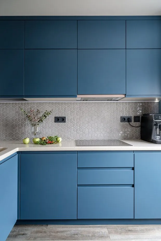 Для фартука выбрали мелкоформатную плитку, она смотрится стильно, проста в укладке и добавляет динамики лаконичным фасадам.