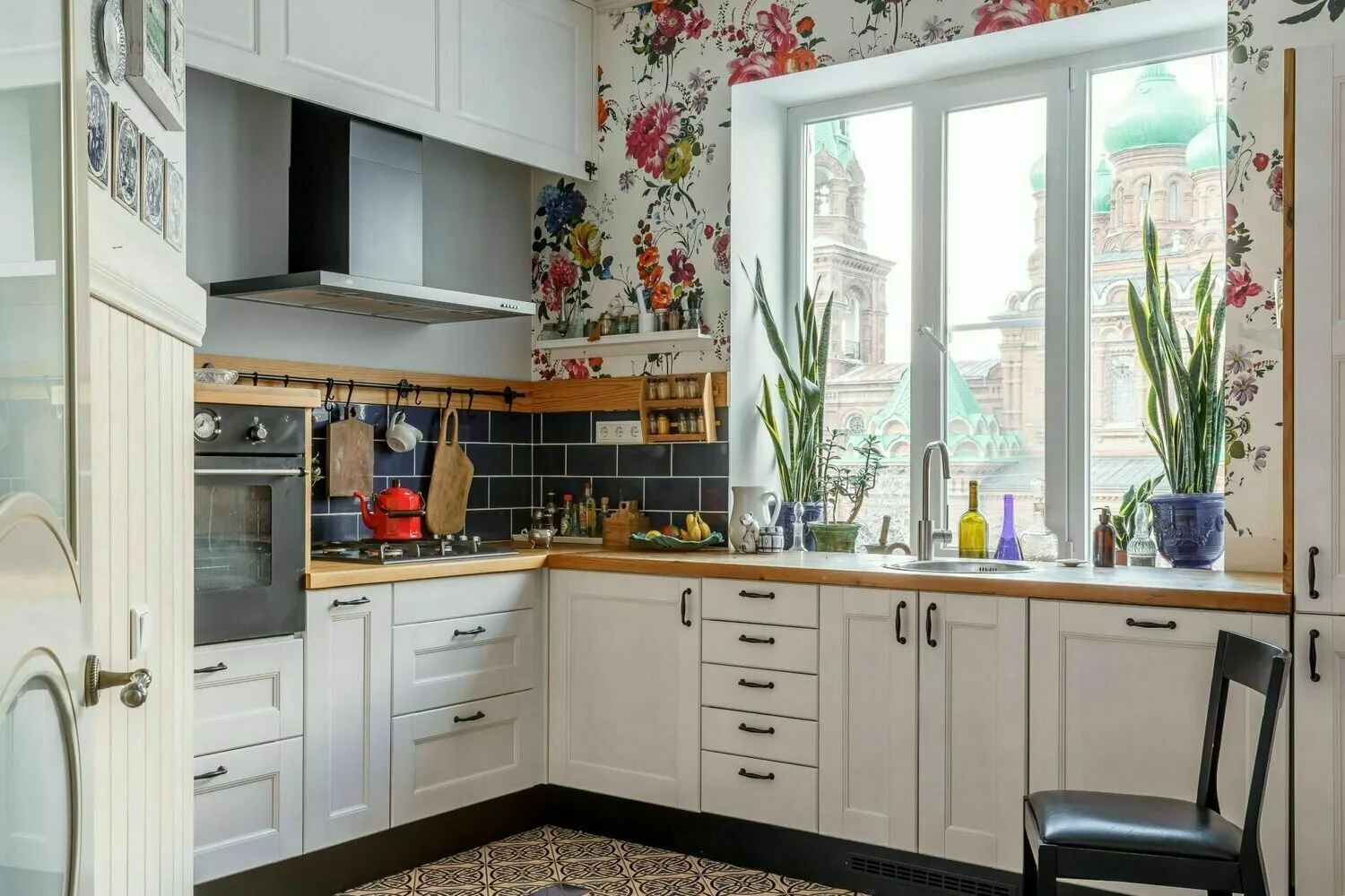 Фотография: в стиле , Кухня и столовая, Интерьер комнат, Дизайн интерьера, Советы, как оформить интерьер кухни, интерьер кухни, дизайн кухни, кухня без шкафов, кухня без верхних шкафов – фото на нашем сайте