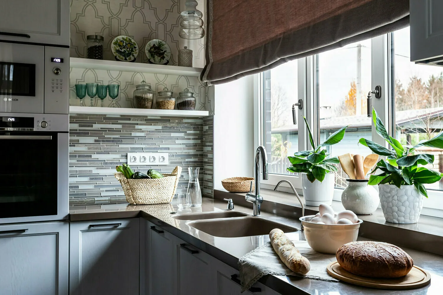 Фотография: в стиле , Кухня и столовая, Интерьер комнат, Дизайн интерьера, Советы, как оформить интерьер кухни, интерьер кухни, дизайн кухни, кухня без шкафов, кухня без верхних шкафов – фото на нашем сайте