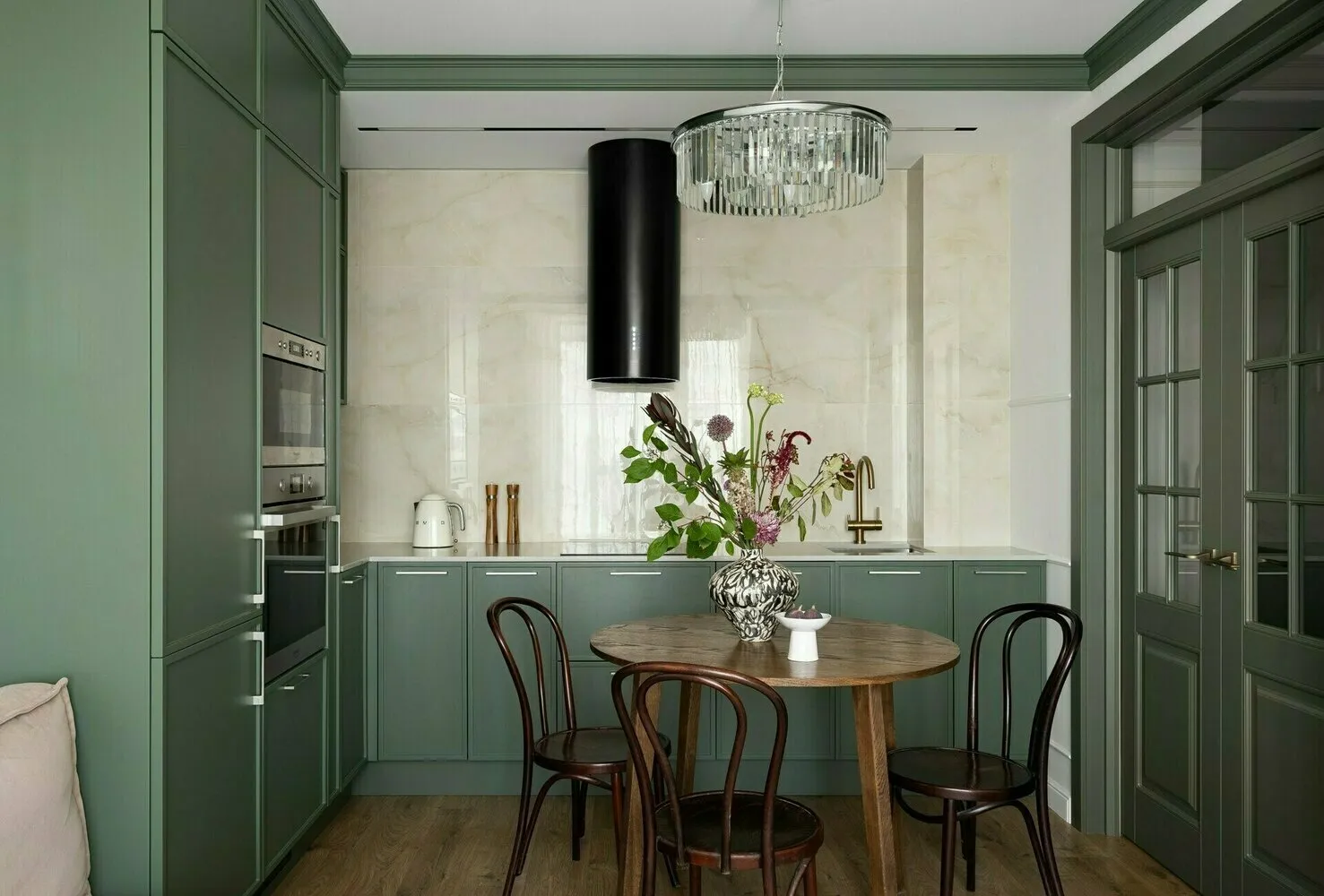 Фотография: в стиле , Кухня и столовая, Интерьер комнат, Дизайн интерьера, Советы, как оформить интерьер кухни, интерьер кухни, дизайн кухни, кухня без шкафов, кухня без верхних шкафов – фото на нашем сайте