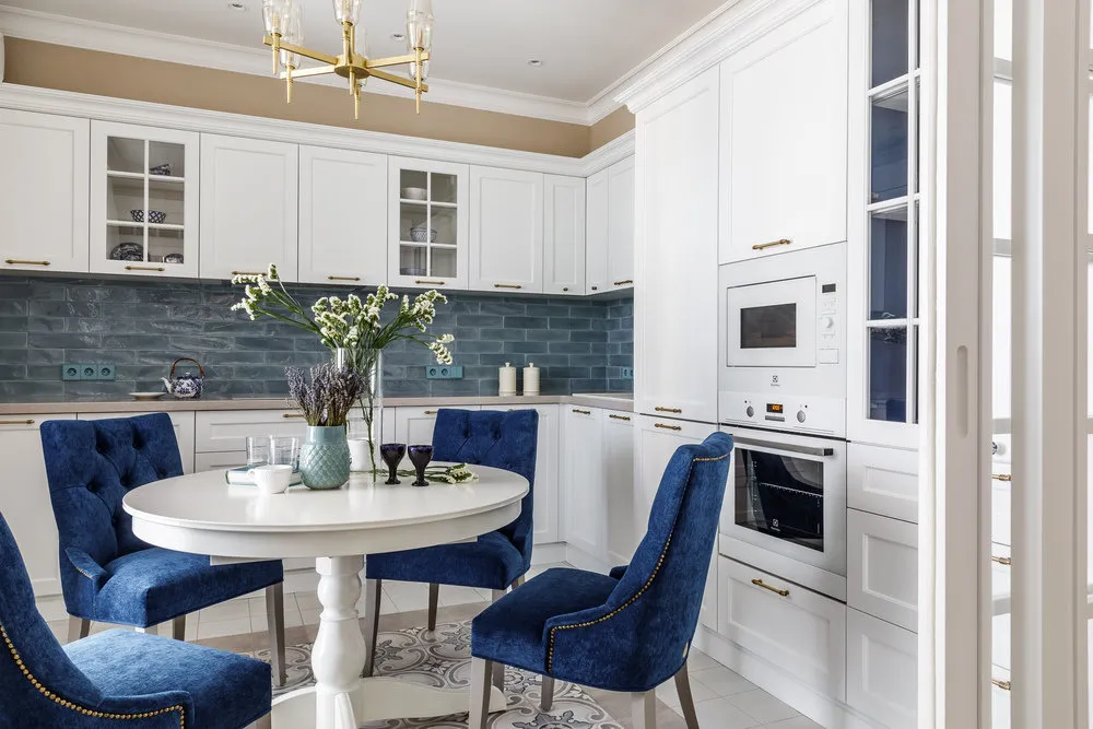 照片：古典风格厨房与餐厅，指南，如何装饰厨房内部，厨房内部，厨房设计，玛丽亚·鲁布廖娃，安娜·波霍瓦尔采娃，阿丽莎·斯维斯特努瓦，里姆娜·谢门诺娃，叶卡捷琳娜·布尔迪娜，阿莱克桑德拉·梅尔尼科娃 – 我们网站上的照片