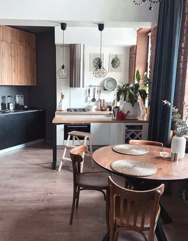 Стулья я искала долго, но нашла на «Авито» по 1100 рублей за штуку.