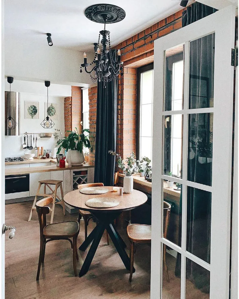 Диаметр дубового стола — 100 см. За ним удобно размещаются шесть человек. Нашла на «Авито» всего за 15 тысяч рублей.