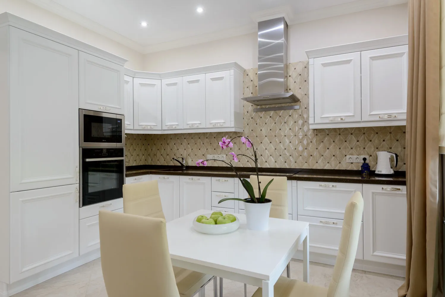 照片：斯堪的纳维亚风格的厨房与餐厅，技巧 – 我们网站上的照片