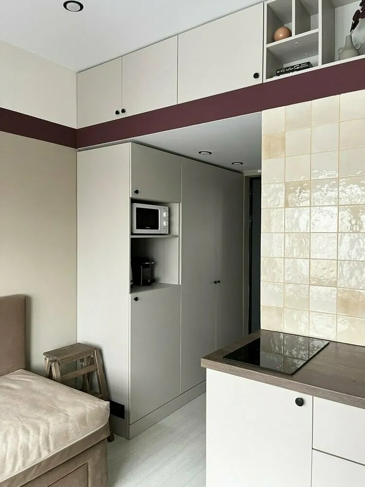 Фотография: в стиле , Кухня и столовая, Интерьер комнат, Дизайн интерьера, Гид, маленькая кухня, как оформить интерьер кухни, интерьер кухни, кухня, дизайн малогабаритки, идеи для малогабаритки, тренды 2025, кухня 6 кв, Кухня в 2025 – фото на нашем сайте