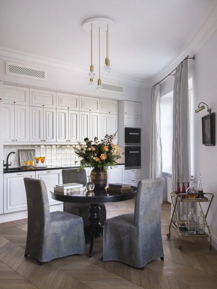 Photo: Küche und Esszimmer im provencalischen oder rustikalen Stil, eclectischer Stil, Apartment, Wochenprojekt, Moskau, Olga Shapovalova, 4 oder mehr Zimmer, über 90 Quadratmeter, Ziegelbauweise, Wohnkomplex „Angliyskiy Kvartal“ – Foto auf unserer Website