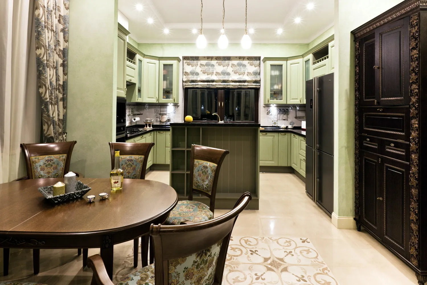 照片：普罗旺斯与乡村风格的厨房与餐厅，技巧 – 我们网站上的照片