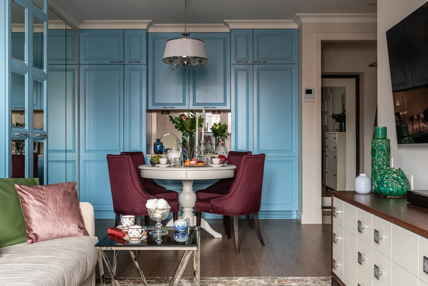 图片：古典风格客厅，现代厨房与餐厅，室内装饰 – 网站上的照片