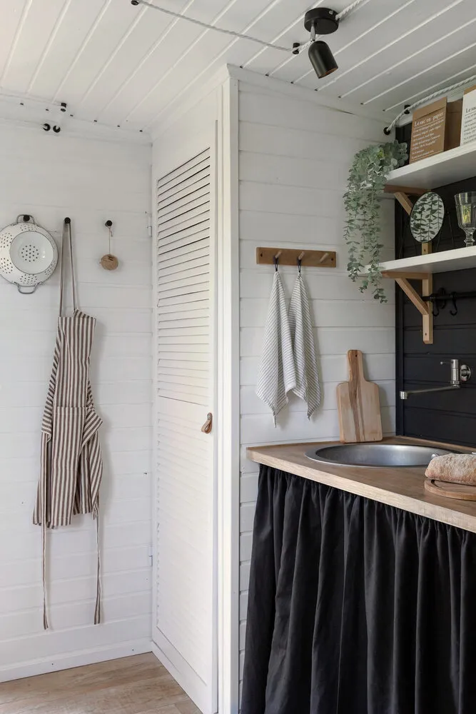 Photo: in style, Kitchen and Dining Room, House, Room Interior, Interior Design, Renovation, Dacha, Small Kitchen, Ideas for Narrow Kitchen Layout, How to Set Up a Summer Kitchen, How to Decorate a Kitchen Interior, Kitchen Interior, Layout of a Tiny Kitchen, Ergonomics of a Small Kitchen, How to Decorate a Kitchen on a Dacha, Mini-Kitchen, Kitchen Without Cabinets, Budget Kitchen, Aida Beglova, Mistakes in Kitchen Renovation, Kitchen on a Dacha, Interior of a Dacha House, Kitchen DIY – Photos on Our Site