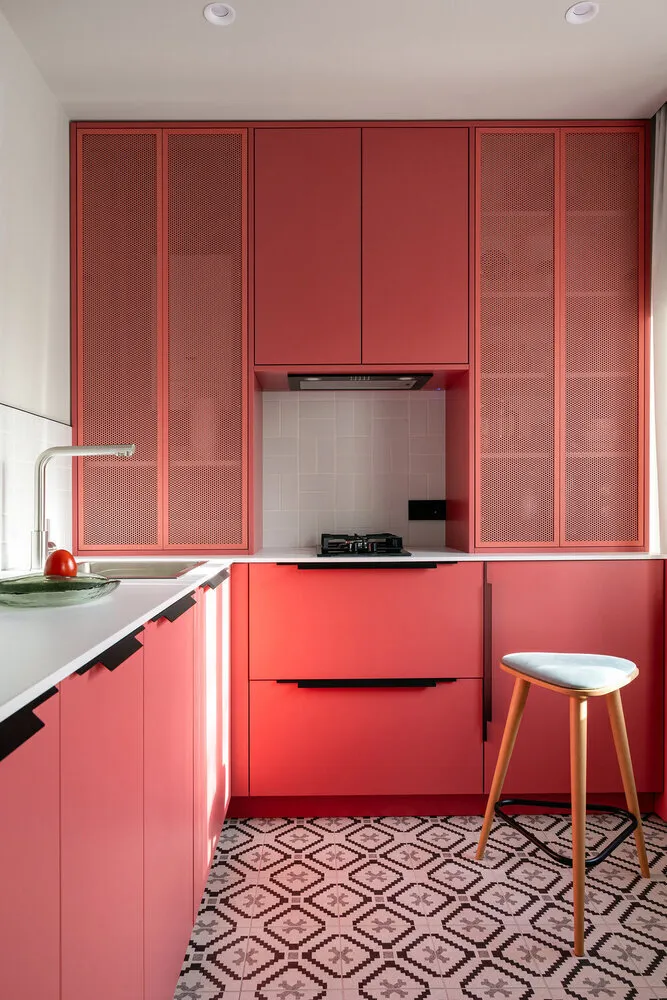 Foto: estilo moderno, Cocina y comedor, Apartamento, Interior de habitación, Diseño de interiores, Consejos, Rediseño de cocina, Cocina pequeña, Cocina en khrushchyovka, Cómo organizar una cocina en khrushchyovka, Cómo decorar el interior de la cocina, Interior de cocina, Diseño de cocina estrecha, Khrushchyovka, Cocina típica, Interior de khrushchyovka, Cómo renovar una khrushchyovka, Cocina en apartamento típico, Cómo elevar visualmente el techo, Cocina sin armarios superiores en khrushchyovka, Cocina sin armarios en khrushchyovka, Cómo aumentar visualmente la cocina, Soluciones en diseño de cocina, Variantes de diseño en cocina – fotos en nuestro sitio web