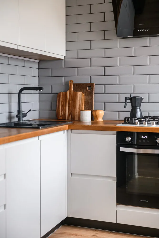 Foto: estilo moderno, Cocina y comedor, Apartamento, Interior de habitación, Diseño de interiores, Consejos, Rediseño de cocina, Cocina pequeña, Cocina en khrushchyovka, Cómo organizar una cocina en khrushchyovka, Cómo decorar el interior de la cocina, Interior de cocina, Diseño de cocina estrecha, Khrushchyovka, Cocina típica, Interior de khrushchyovka, Cómo renovar una khrushchyovka, Cocina en apartamento típico, Cómo elevar visualmente el techo, Cocina sin armarios superiores en khrushchyovka, Cocina sin armarios en khrushchyovka, Cómo aumentar visualmente la cocina, Soluciones en diseño de cocina, Variantes de diseño en cocina – fotos en nuestro sitio web