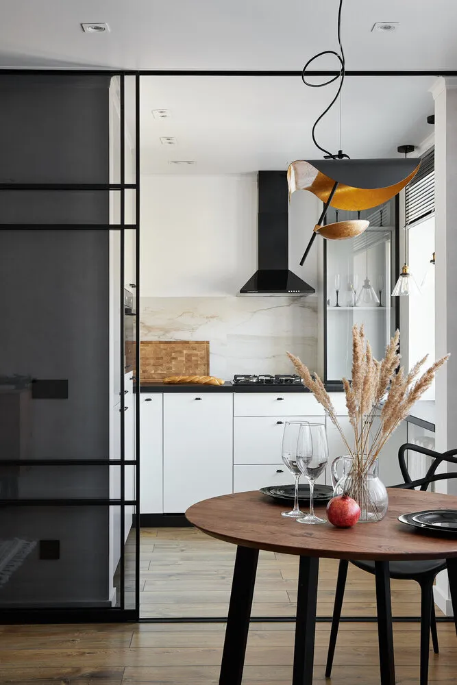 Foto: estilo moderno, Cocina y comedor, Apartamento, Interior de habitación, Diseño de interiores, Consejos, Rediseño de cocina, Cocina pequeña, Cocina en khrushchyovka, Cómo organizar una cocina en khrushchyovka, Cómo decorar el interior de la cocina, Interior de cocina, Diseño de cocina estrecha, Khrushchyovka, Cocina típica, Interior de khrushchyovka, Cómo renovar una khrushchyovka, Cocina en apartamento típico, Cómo elevar visualmente el techo, Cocina sin armarios superiores en khrushchyovka, Cocina sin armarios en khrushchyovka, Cómo aumentar visualmente la cocina, Soluciones en diseño de cocina, Variantes de diseño en cocina – fotos en nuestro sitio web