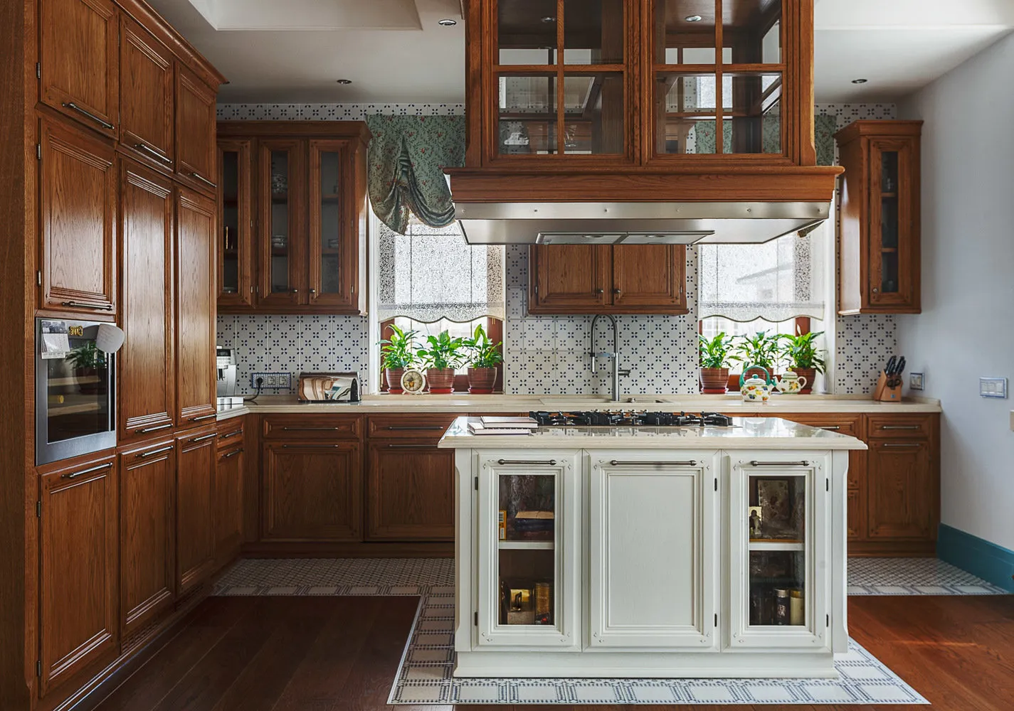 Foto: Cocina y comedor en estilo clásico, Decoración de interiores, Enciclopedia de cocinas – fotos en nuestro sitio web