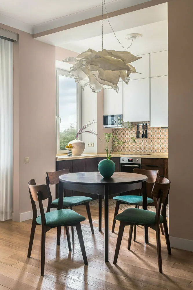For the dining area, the designer chose a folding table made of beech wood and retro-style chairs.