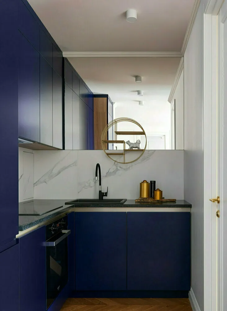 Foto: en estilo , Cocina y comedor, Estilo de habitación, Estilo de diseño interior, Consejos, cocina pequeña, cómo decorar el interior de una cocina, interior de cocina, apartamento pequeño, diseño en un apartamento pequeño, Cómo hacer que un apartamento pequeño parezca más grande visualmente, tendencia de cocina 2025, cocina en un apartamento estándar, Cómo elevar los techos visualmente sin reforma, aumento visual del apartamento, cómo aumentar visualmente la cocina – foto en nuestro sitio web